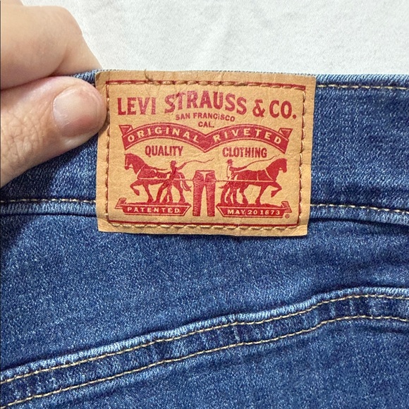 Levi's Women's Distressed Skinny Jeans in Deep Blue - Picture 7 of 9